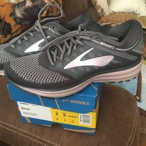 Brooks tennis shoes- Womens